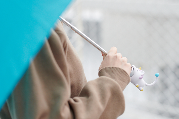 日本Dreams推出動物咬雨傘柄套，讓雨傘多了一個掛鉤~而且超可愛呢！